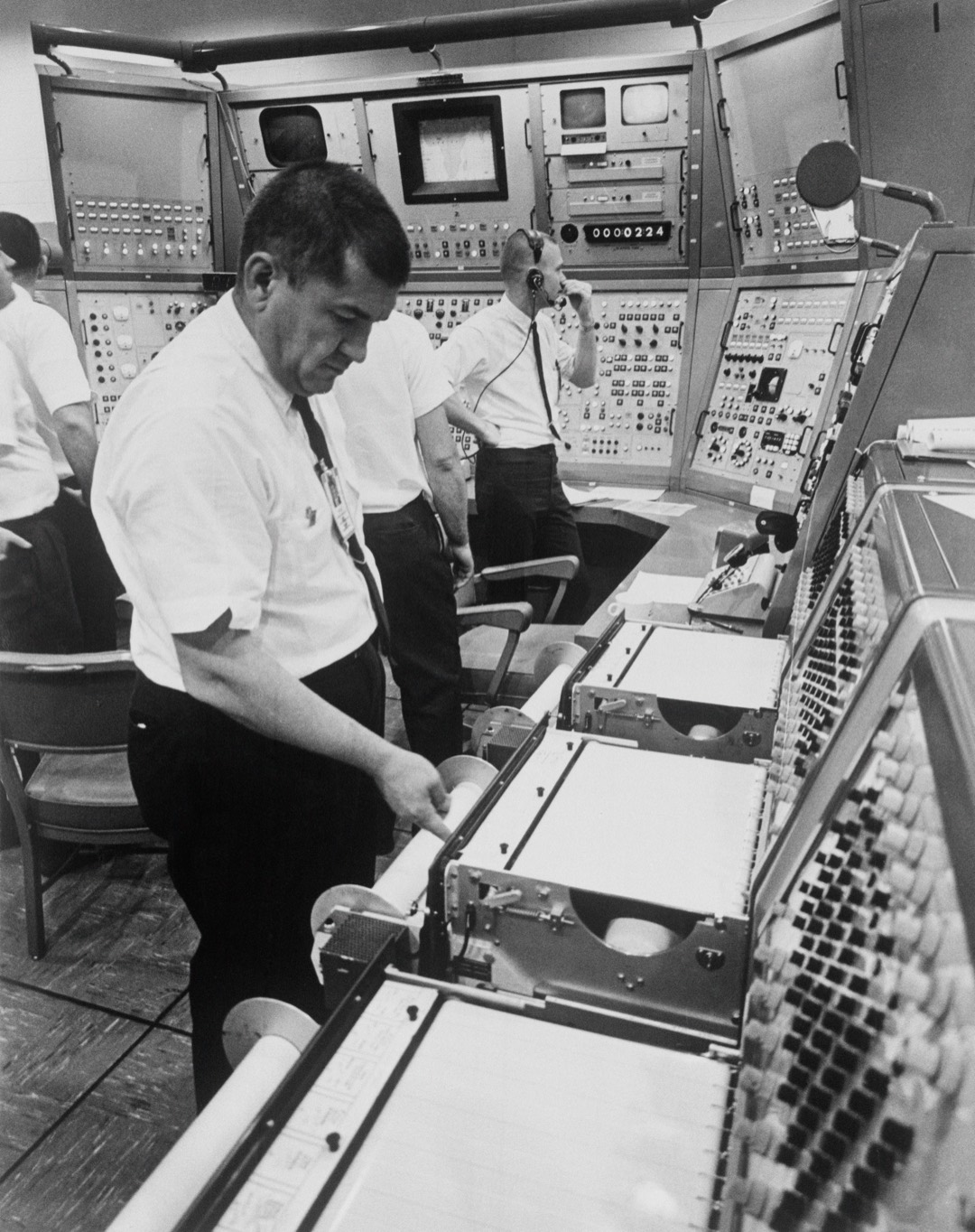 Sala simulazioni: tecnici ai registratori grafici e alle consolle di telemetria durante una prova